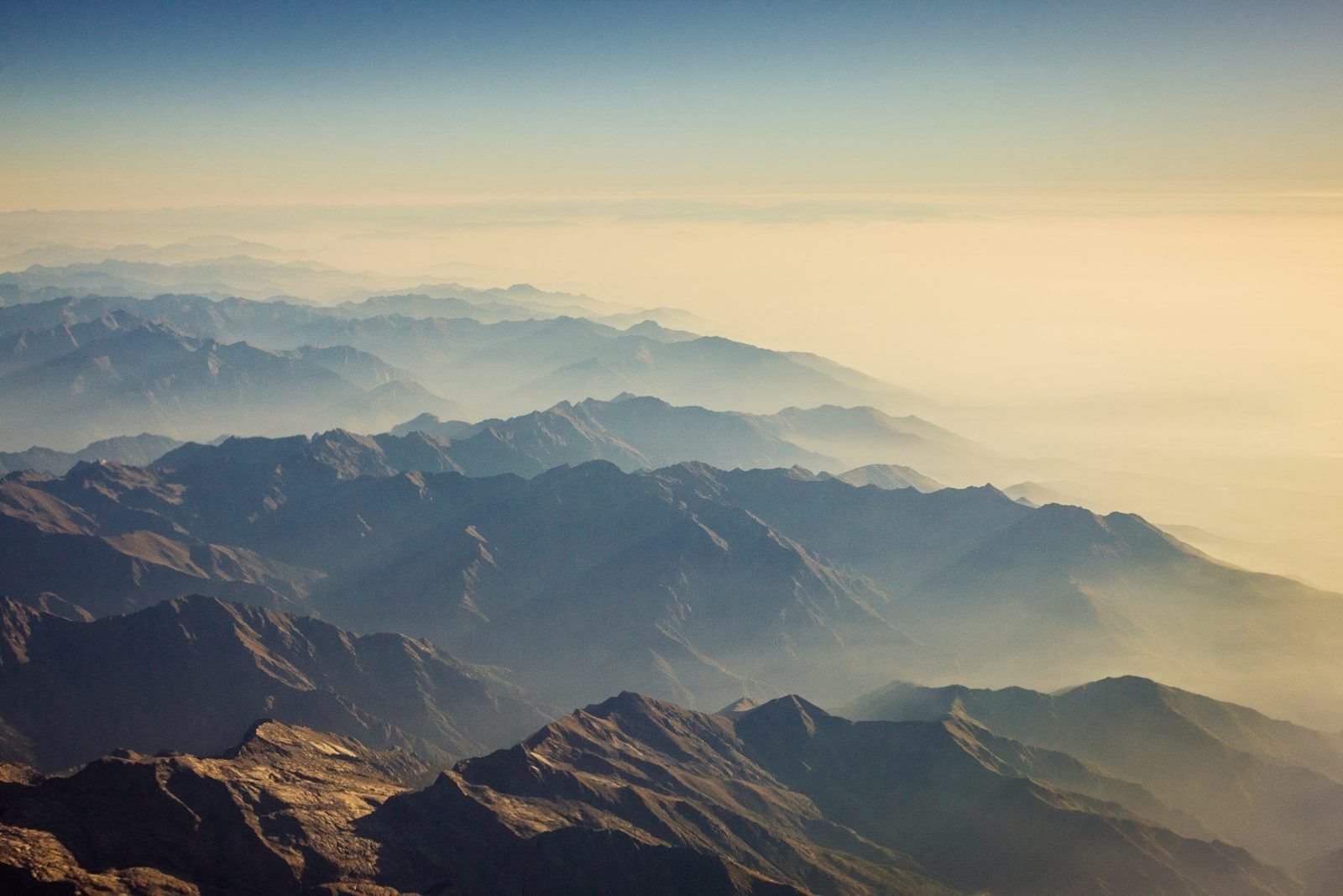 Cordilleras entre la bruma vistas desde lo alto