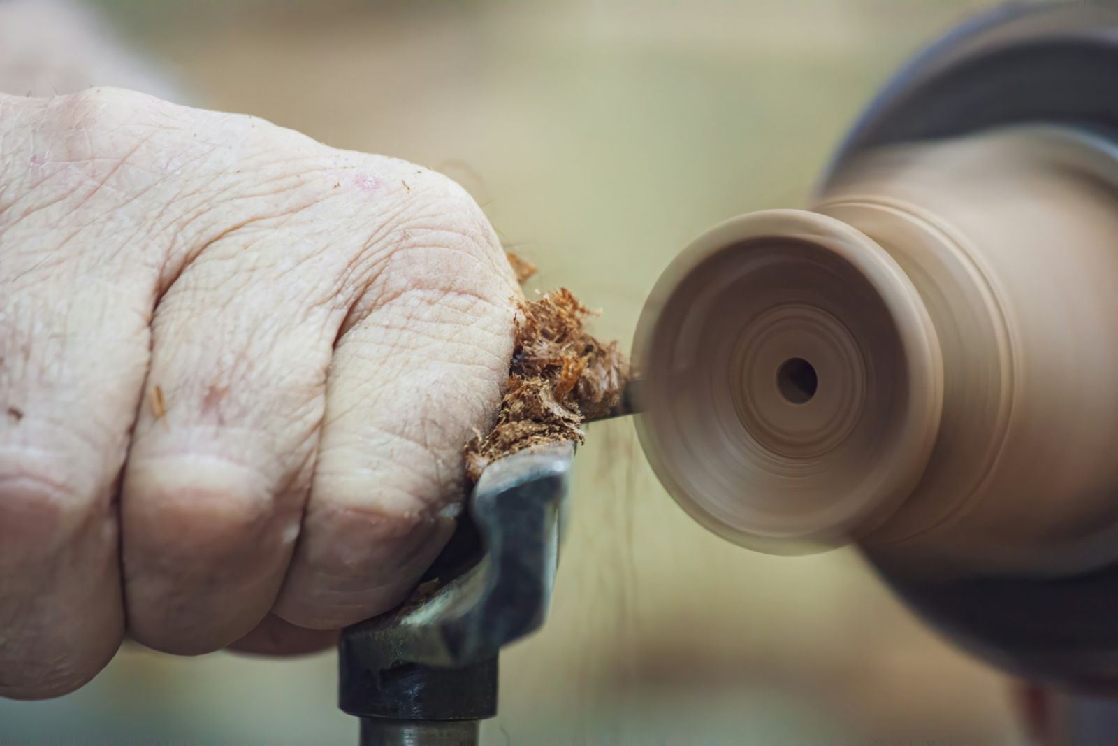 Artesano trabajando la madera en un torno
