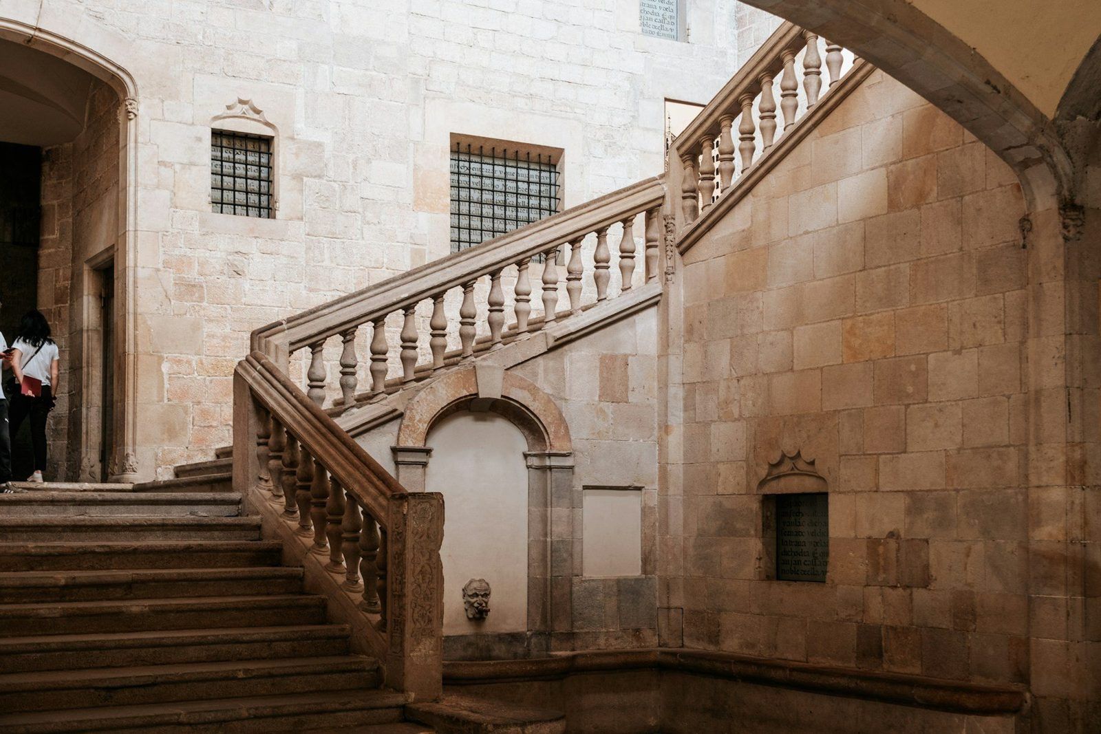 Pati gòtic de pedra amb una escala de balustrada
